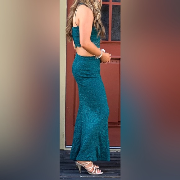 Blue prom dress more like teal!! Two piece, it’s very comfy and very stretchable - Picture 5 of 6